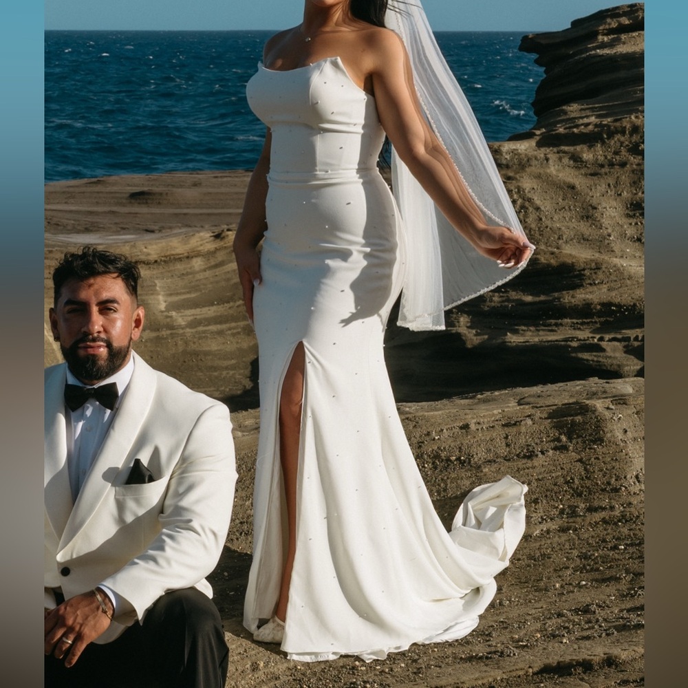 Elegant Strapless White Wedding Dress with Pearls